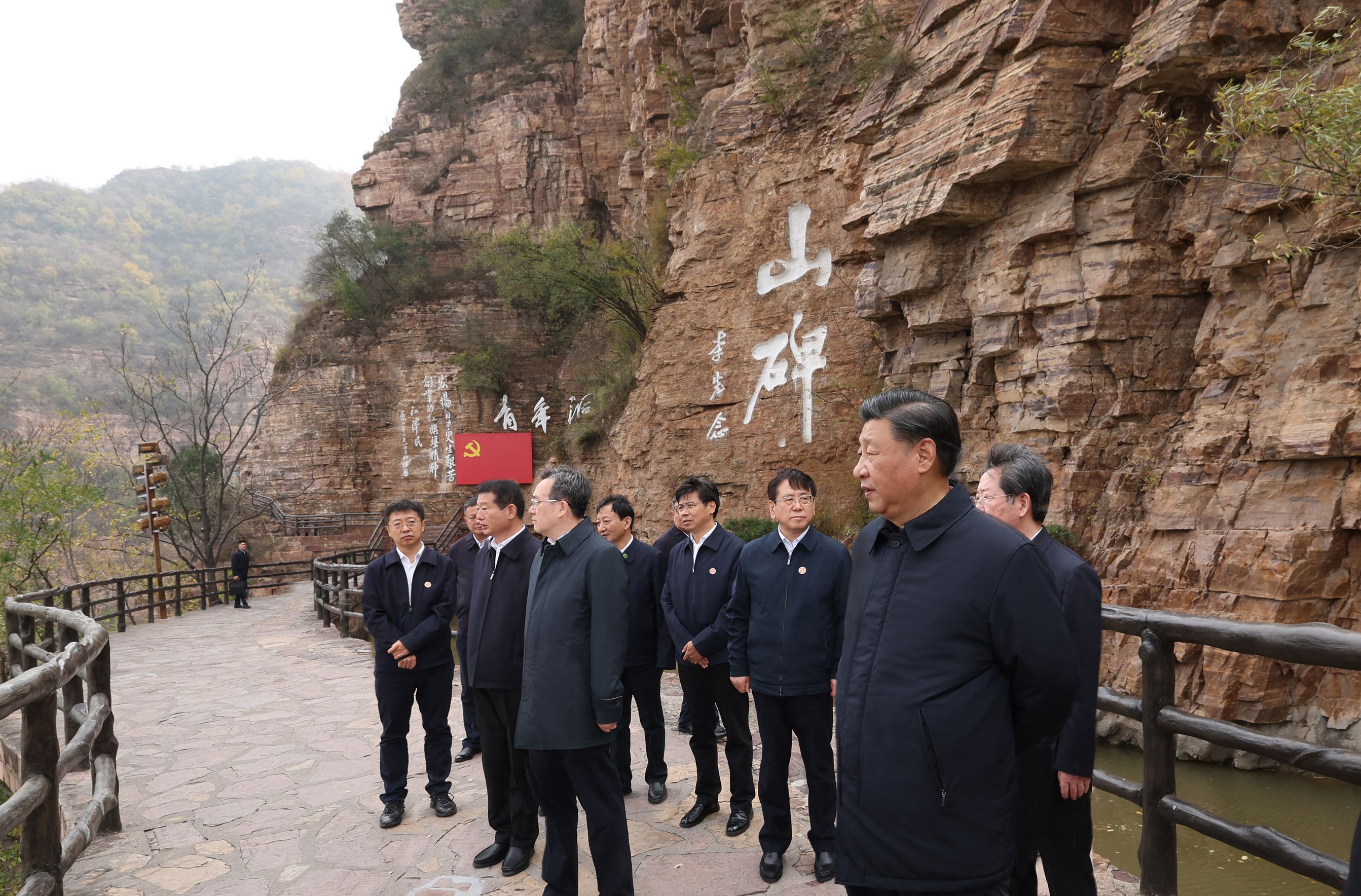 2022年10月28日，习近平总书记在河南安阳林州市红旗渠青年洞考察。