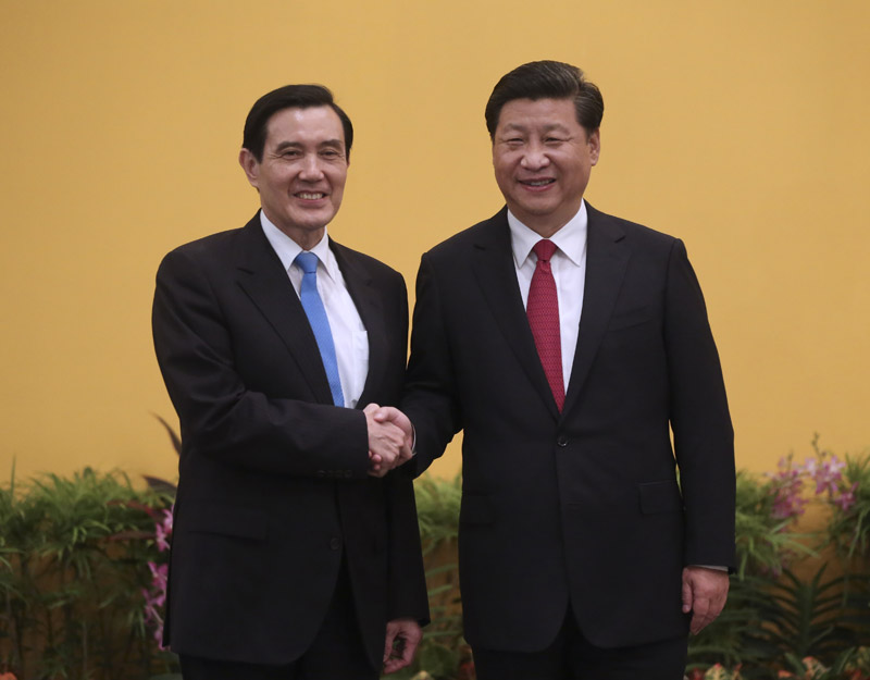 2015年11月7日，两岸领导人会面在新加坡香格里拉大酒店举行。这是习近平主席与时任台湾地区领导人马英九握手。