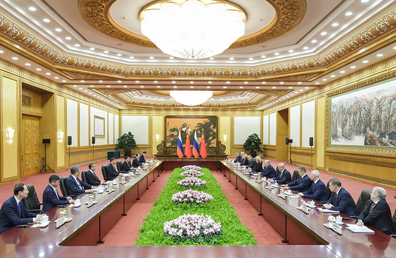 12月20日上午，国家主席习近平在北京人民大会堂会见俄罗斯总理米舒斯京。