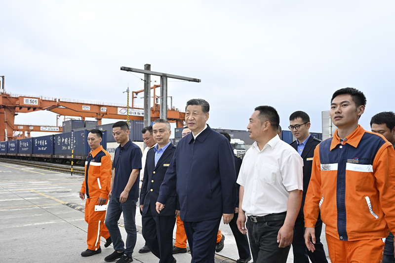 2024年4月22日，习近平总书记在重庆国际物流枢纽园区重庆铁路集装箱中心站，同货车司机、列车司机、装卸工人、场站管理人员等亲切交流。