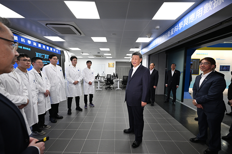 2024年12月19日，习近平总书记在澳科卫星科学与应用数据中心考察时，同在场的研究人员和学生代表亲切交流。